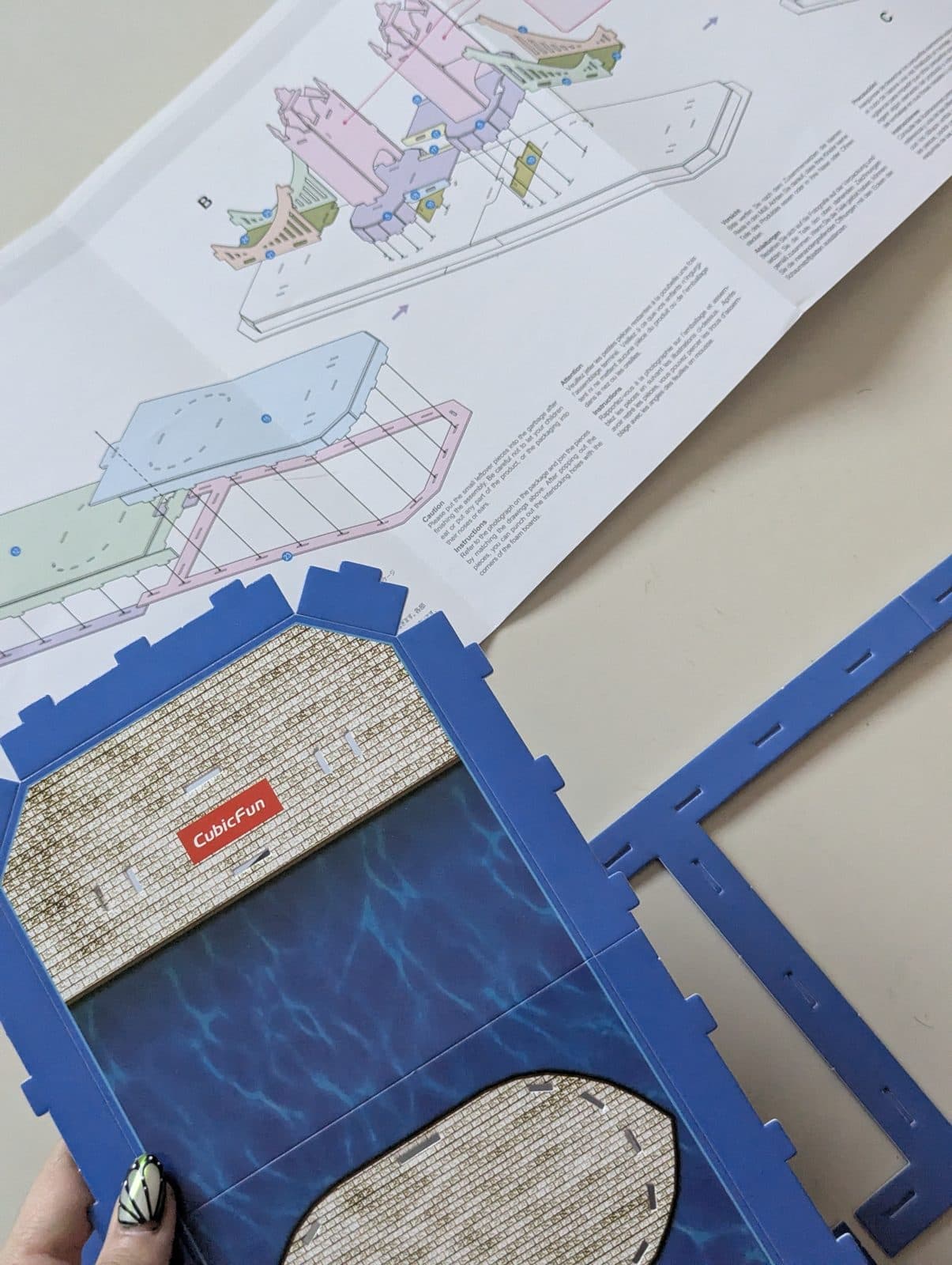 Instrucciones y piezas de una maqueta de cartón del Tower Bridge
