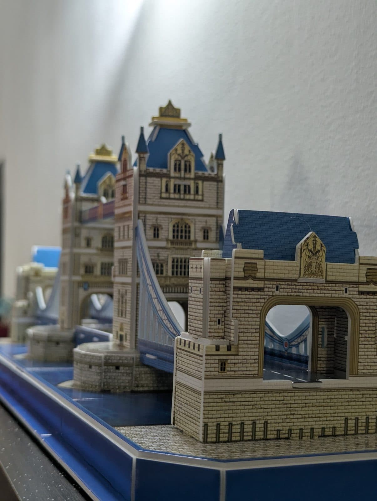 Maqueta terminada del Tower Bridge de Londres sobre una repisa