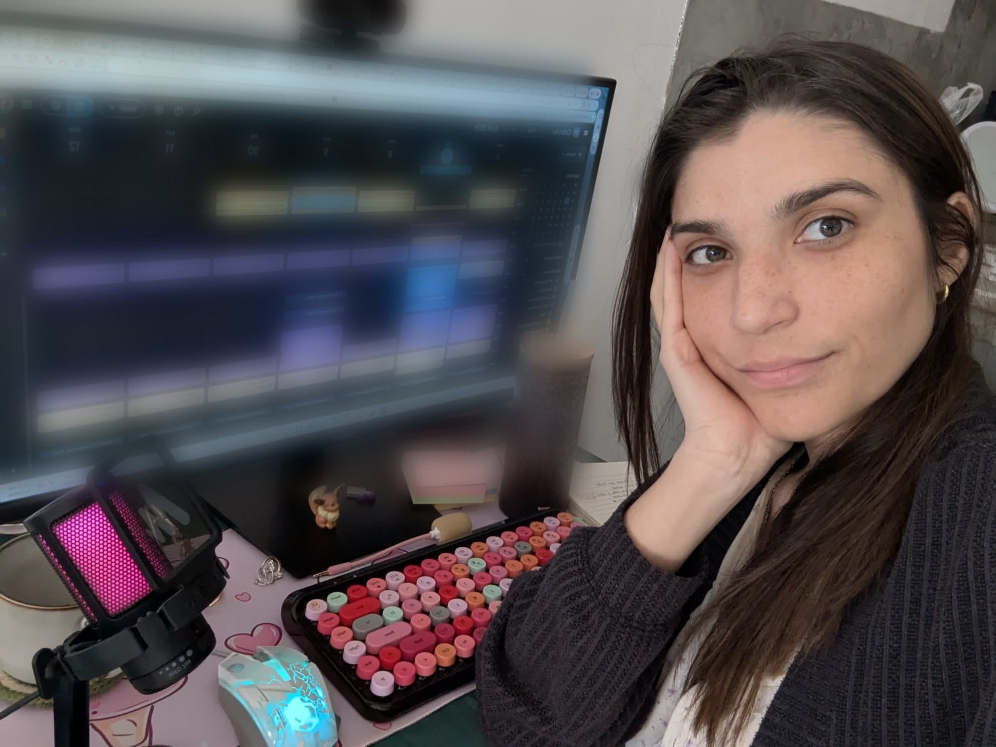 Val trabajando en su escritorio