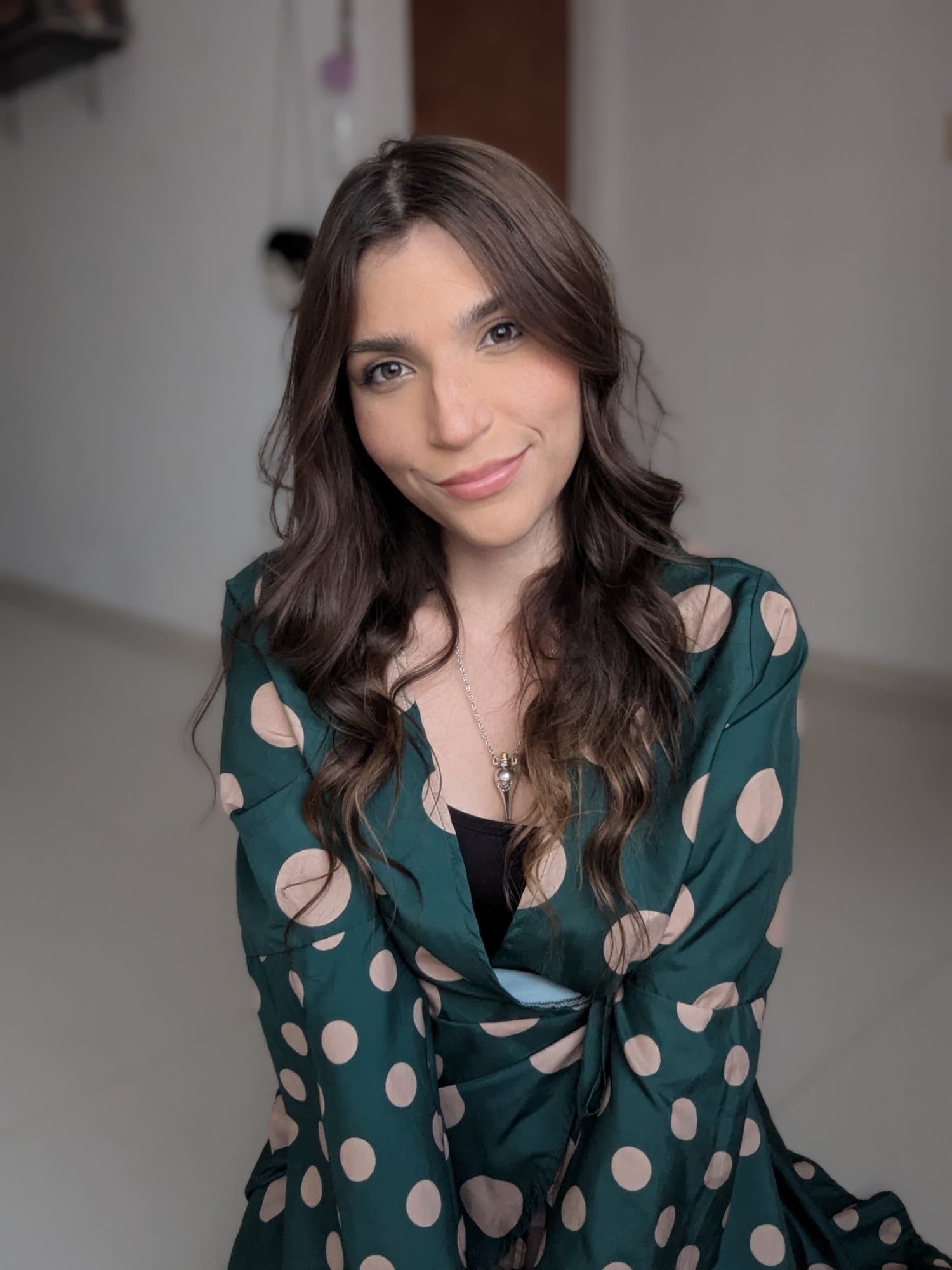 Val con un vestido verde de lunares, sonriendo